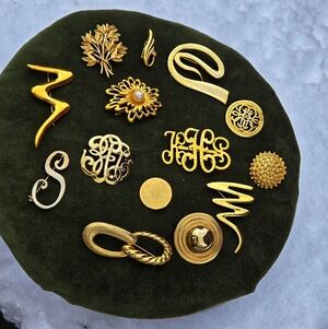15 Assorted Gold Tone Metal Brooches Fuax Pearl Pins Lot Most Vintage